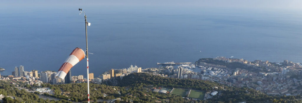 Balise météo du décollage de parapente de Laï Barraï au-dessus de Monaco