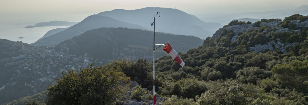 Balise météo située sur le décollage de parapente de Laï Barraï au-dessus de Monaco