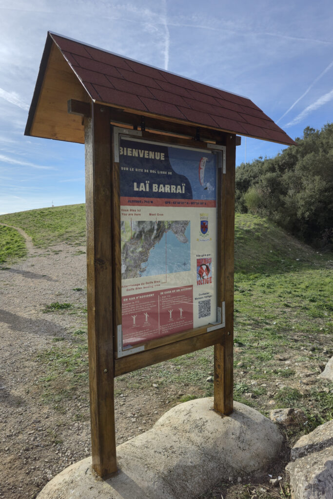 Le panneau d'information de Laï Barraï